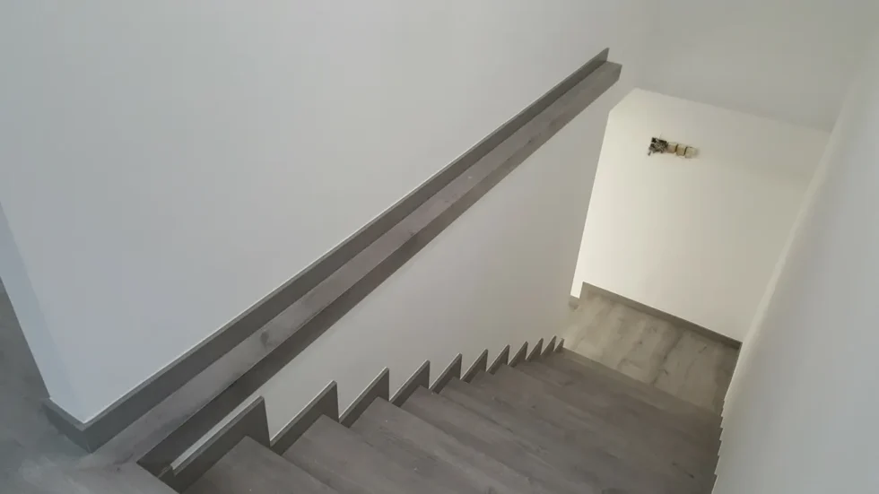 Instalación de parquet en suelo y escaleras